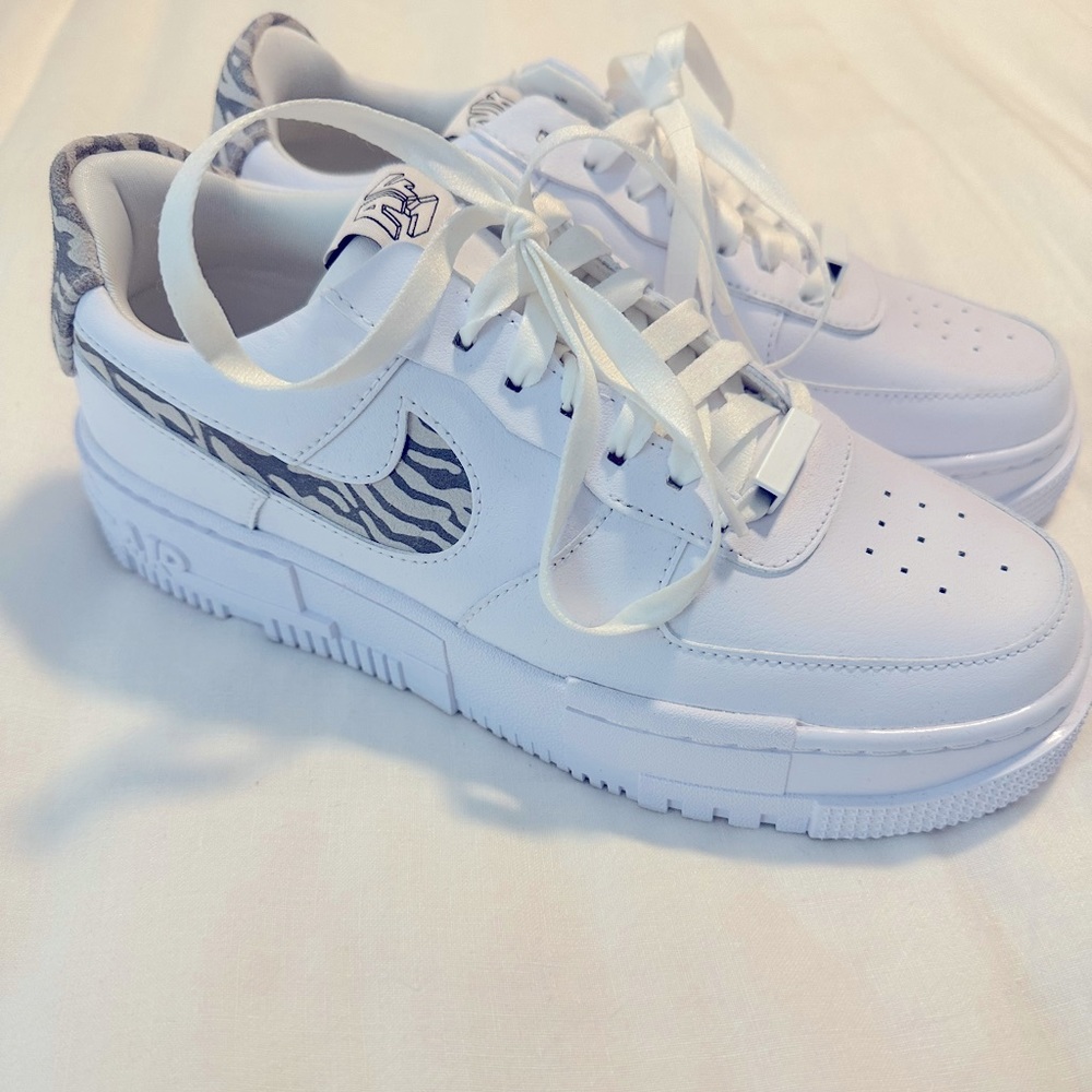 Nike Air Force 1 Pixel Zebra Size 8.5 W